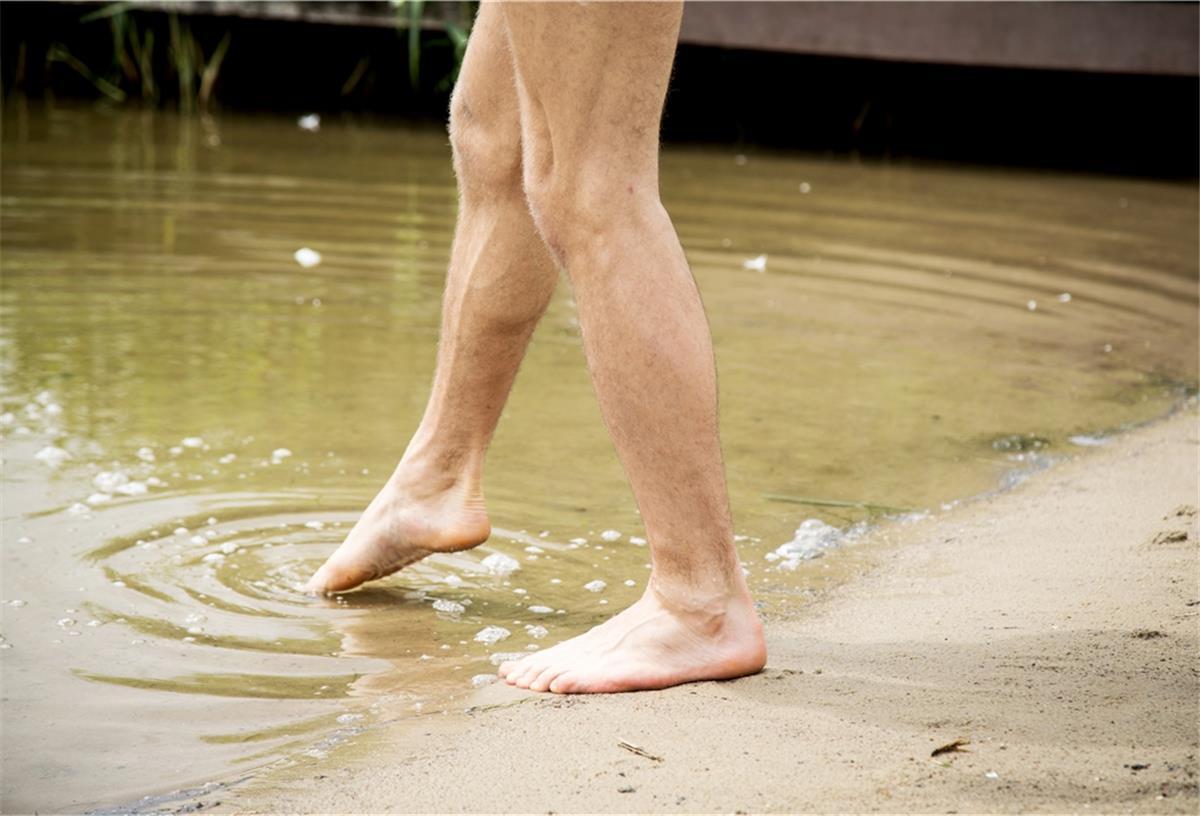 DLRG Langen lädt zum Anbaden im Sieverner See ein Huch, ist das kalt! Wer beim Anbaden mitmachen will, muss schon wissen, worauf er sich einlässt.