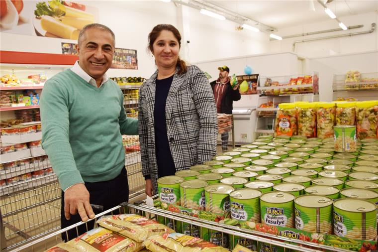 Orientalisches Lebensmittelgeschäft am Nordenhamer Marktplatz eröffnet Hüseyin Yilmaz betreibt das neue Lebensmittelgeschäft, das Adana Market heißt, zusammen mit seiner Frau Neslihan. Auf 210 Quadratmetern bieten sie aktuell rund 500 Artikel an, darunter viele orientalische Spezialitäten.