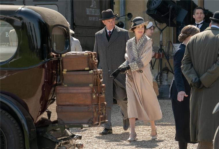 Downton Abbey kommt zurück: Zeit für den privaten Serien-Marathon Ein Mann und eine Frau neben einem Oldtimer. Die Kult-Serie Downton Abbey kommt zurück. Jetzt ist die richtige Zeit, einen privaten Serien-Marathon zu starten.