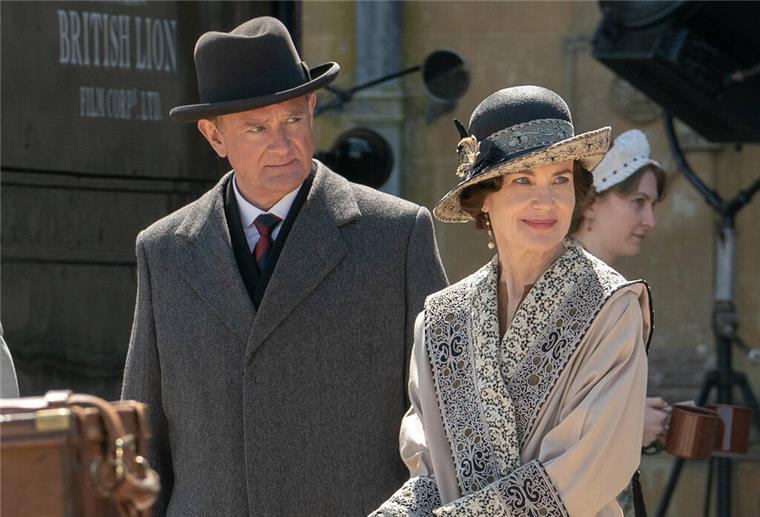 Downton Abbey kommt wieder in die Kinos! Hierauf können sich Fans besonders freuen Ein Mann und eine Frau mit Hut. Sie spielen auch im neuen Downton Abbey-Film mit. Wir zeigen, worauf sich Kinobesucher freuen können.