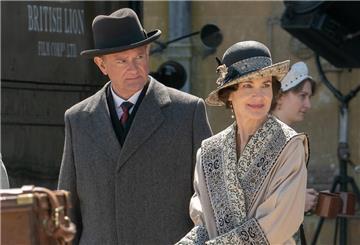 Ein Mann und eine Frau mit Hut. Sie spielen auch im neuen Downton Abbey-Film mit. Wir zeigen, worauf sich Kinobesucher freuen können.