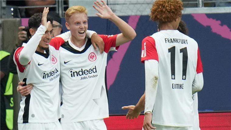 Eintracht siegt und genießt: Dritter Erfolg in Serie Hugo Larsson bejubelt seinen Führungstreffer für Eintracht Frankfurt.