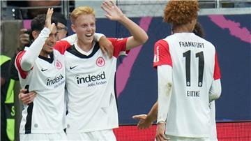 Hugo Larsson bejubelt seinen Führungstreffer für Eintracht Frankfurt.