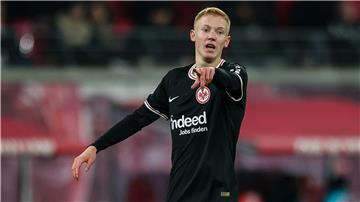 Hugo Larsson hat seinen Vertrag in Frankfurt verlängert.