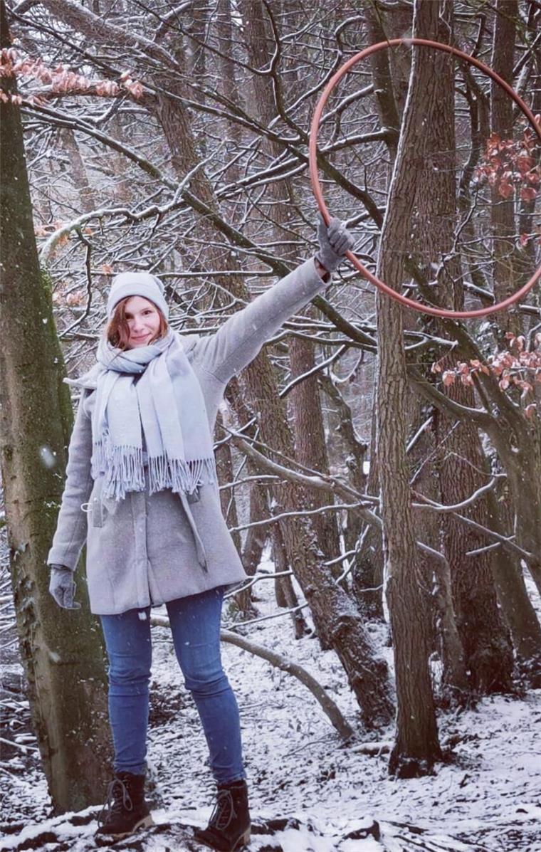 Warum in Waddens plötzlich das Hula-Hoop-Fieber ausgebrochen ist Hula-Hoop macht auch im Freien Spaß - sogar im Winter. Mareike Böker entdeckte ihre Leidenschaft für Hoop-Dance während des Corona-Lockdowns und ist inzwischen sogar als Trainerin unterwegs.