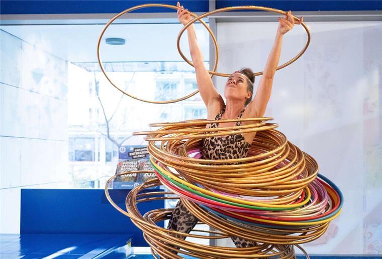 Warum in Waddens plötzlich das Hula-Hoop-Fieber ausgebrochen ist Hula-Hoop macht Spaß - gerne auch mit mehreren Reifen.