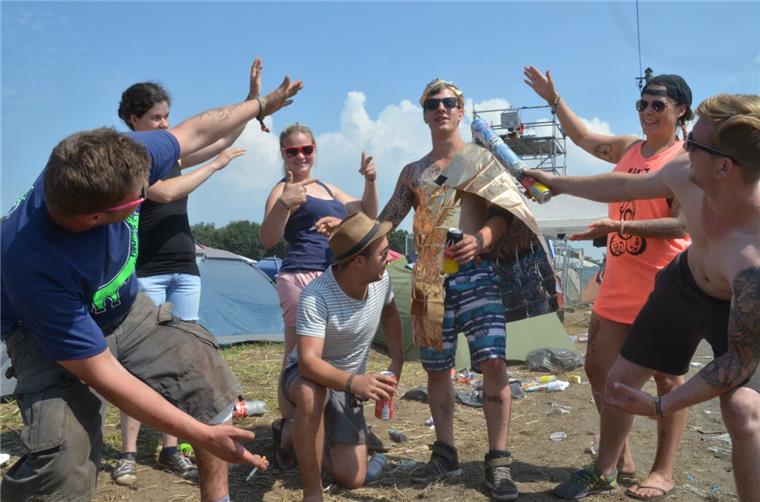 Deichbrand 2016: Die schönsten Festival-Fotos vom Zeltplatz Huldigt dem König: Diese Gruppe aus Celle und Oldenburg hat die Monarchie bei sich eingeführt.