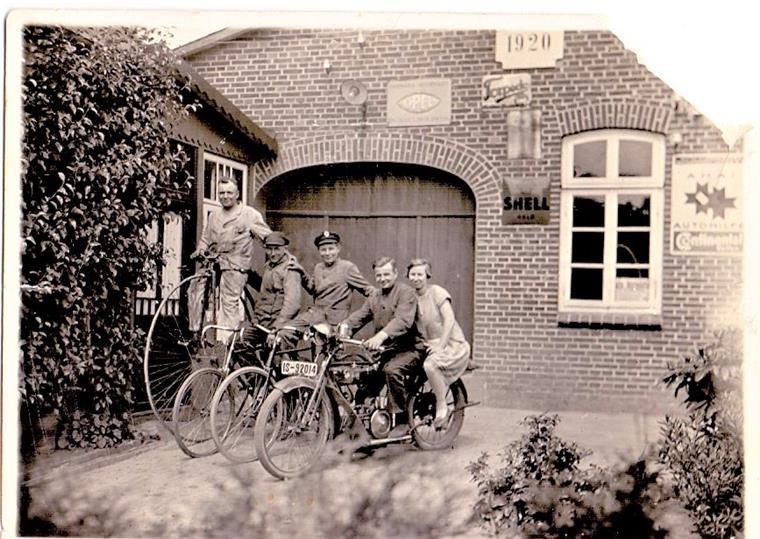 Vor 100 Jahren: Heiße Öfen "made in Hagen" Hulla-Gründer Heinrich Ulrich, genannt „Heini Uli“, posiert mit seiner Frau Marga auf einem Hulla-Motorrad
vor der Reparatur-Halle der Hulla-Werke (heutige Tischlerei Kobbenbring) für den Fotografen.