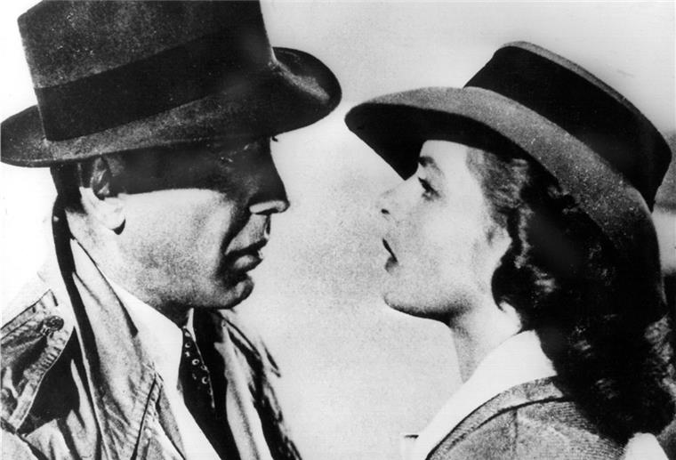 Kennst du alle Zitate? Humphrey Bogart als Richard Blaine und Ingrid Bergman als Ilsa Lund Laszlo blicken sich tief in die Augen.