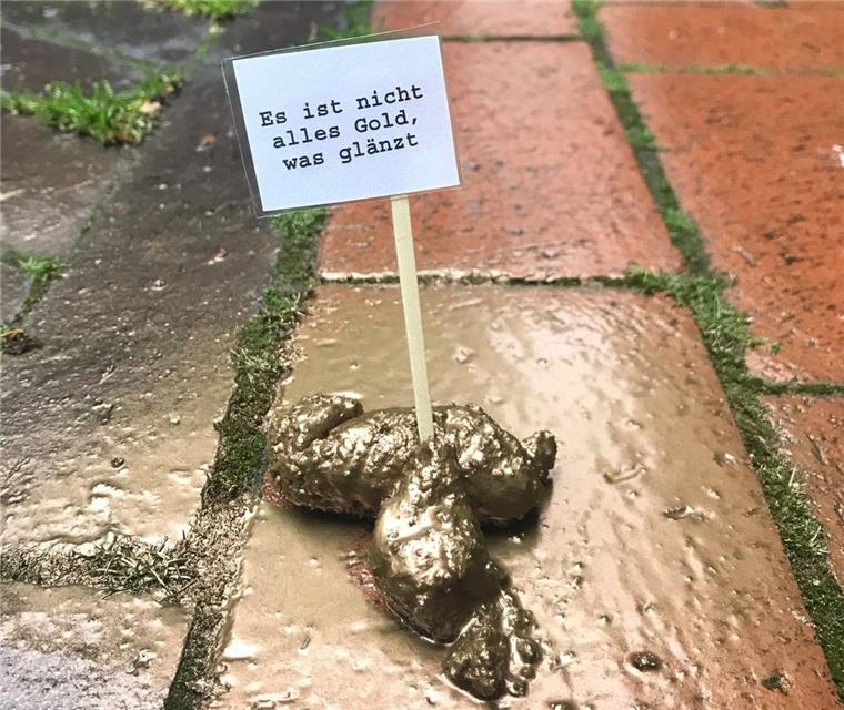 Darum gibt es in Bremerhaven goldene Hundehaufen Hundekot - künstlerisch aufbereitet in Bremerhaven-Lehe.