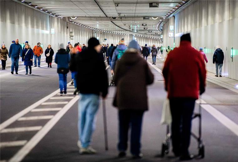 Ein Spaziergang durch den Hafentunnel: Die schönsten Bilder von der Eröffnung Hunderte Besucher nutzten die Chance einmal durch den Tunnel zu spazieren.