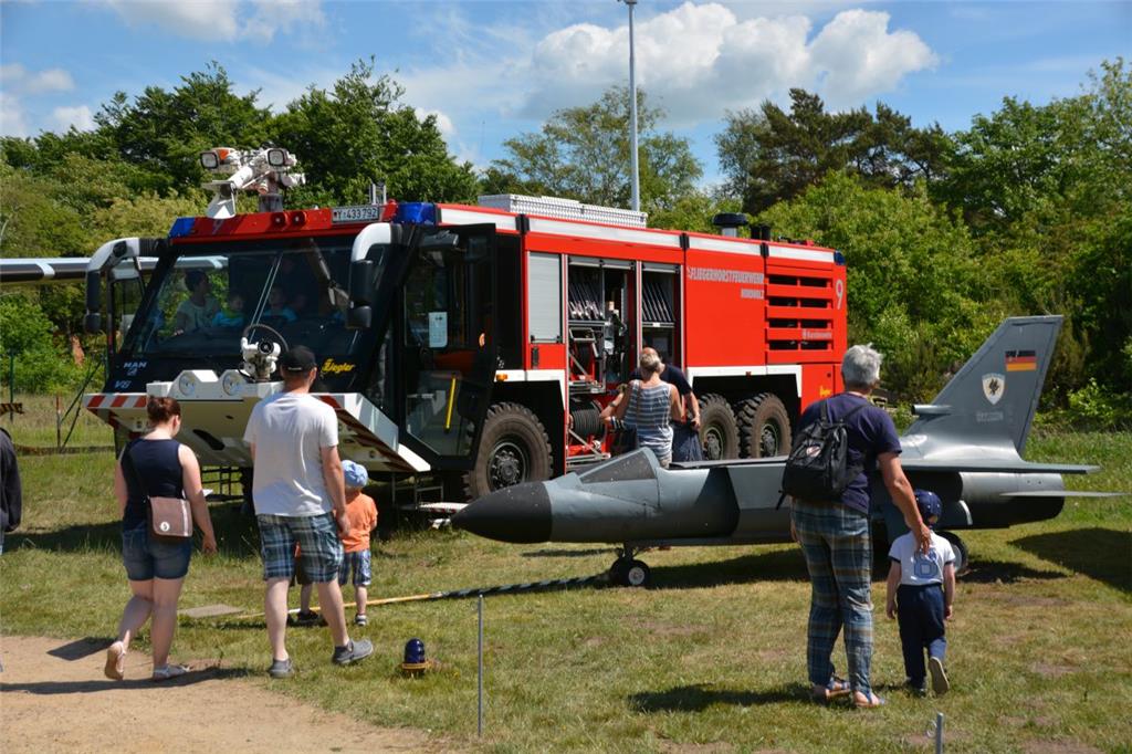 Hunderte Besucher strömten beim Tag der offenen Tür ins Aeronauticum. Foto: Seel...