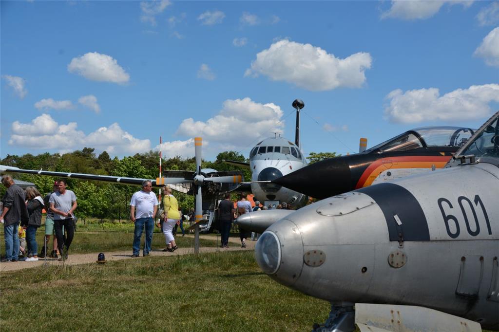 Hunderte Besucher strömten beim Tag der offenen Tür ins Aeronauticum. Foto: Seel...