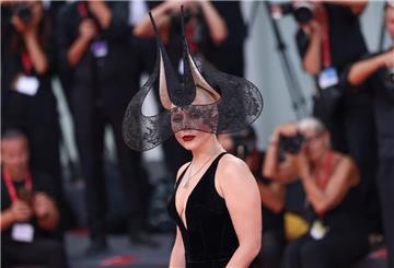 Hunderte Fans schrien bei Lady Gagas Ankunft ihren Namen.