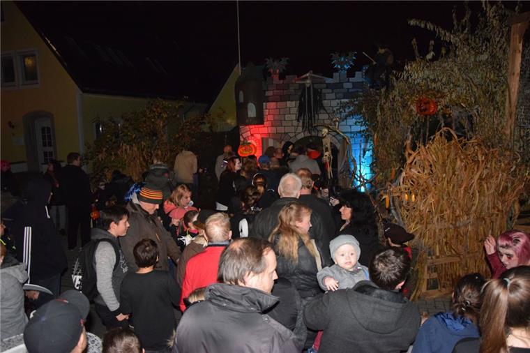 Hunderte kleine und große Gruselfreunde standen an Halloween vor der Gruselgarage in Surheide Schlange.