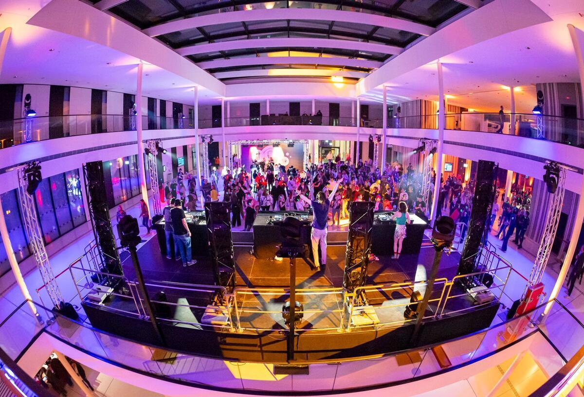 Silent Party: Landtag wird für sechs Stunden zum Club Hunderte Partygäste haben in Niedersachsens Landtag gefeiert.