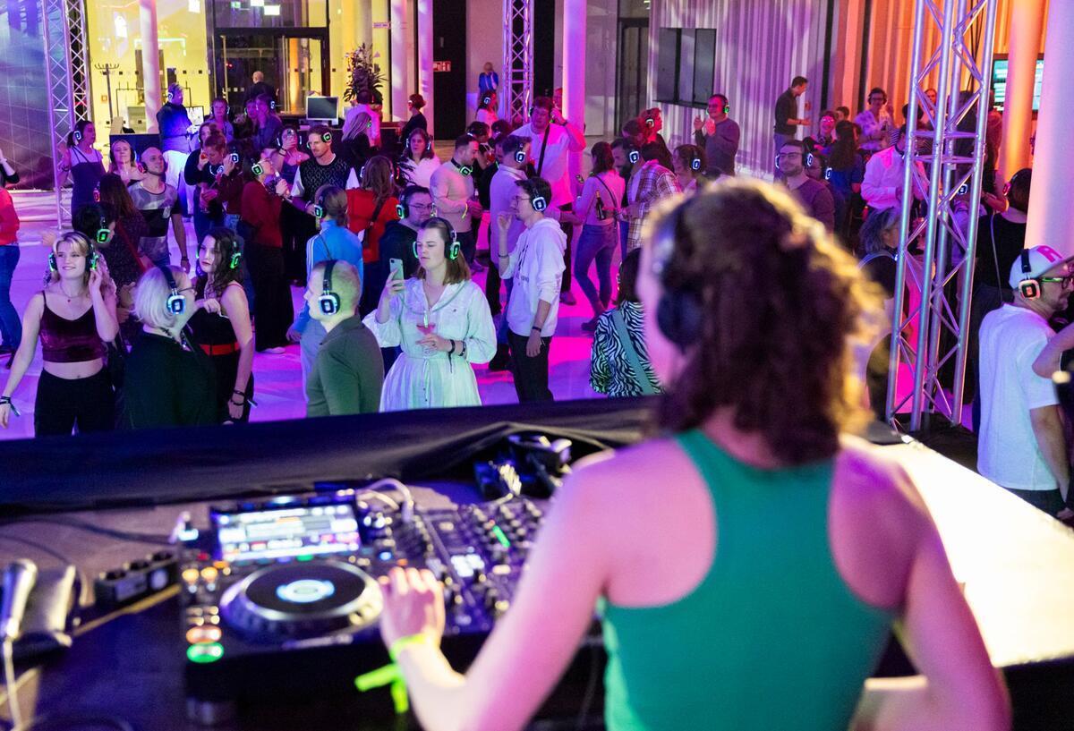 Silent Party: Landtag wird für sechs Stunden zum Club Hunderte Partygäste haben in Niedersachsens Landtag gefeiert.