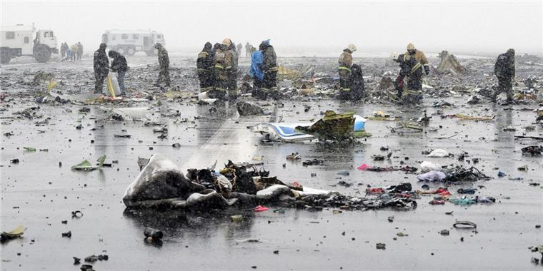 Opfer von Flugzeugabsturz geborgen - Experten untersuchen Blackbox Hunderte Rettungskräfte bargen im Tagesverlauf Opfer und Trümmerteile. Sie fanden auch die beiden Flugschreiber der Unglücksmaschine.