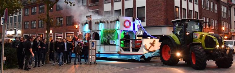 Bürgermove: Studenten ziehen mit rollendem DJ in die Alte Bürger Hunderte Studenten zogen am Mittwoch beim Bürgermove durch Bremerhaven.
