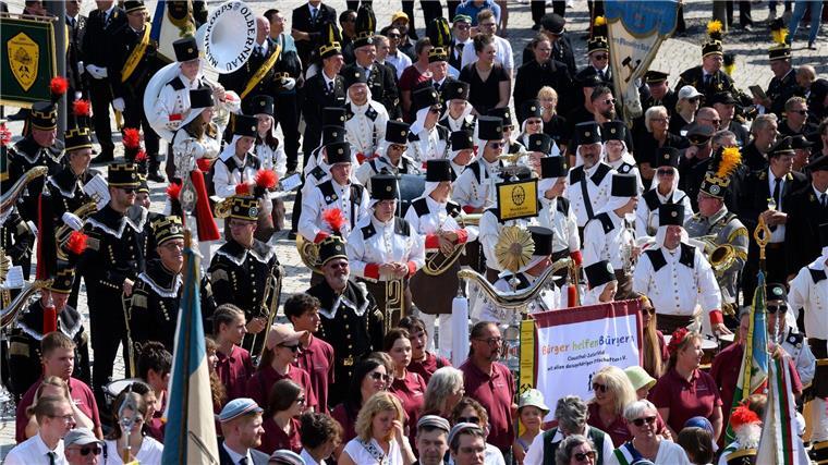 Hunderte Bergleute locken Besucher in den Harz Hunderte Teilnehmer in Bergbau-Uniformen zogen durch Clausthal-Zellerfeld.