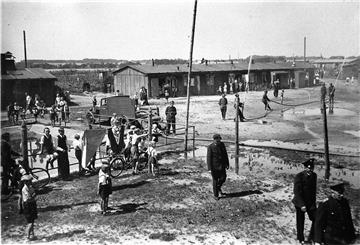 Hunderte von Flüchtlinge hausten in Baracken auf dem ehemaligen Gelände des Reichsarbeitsdienstes (Foto, heute Gymnasium).