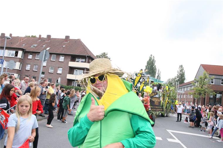 Gute Stimmung beim Stadtfestumzug in Nordenham Hunderte Zuschauer verfolgten den bunten Umzug durch die Stadt.