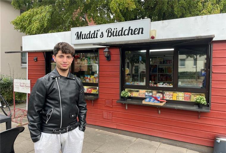 „Muddis Büdchen“: Der Kiosk in Nordenham ist zurück Mann vor Kiosk