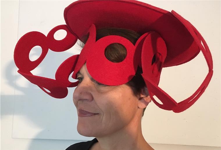 Ihlienworth: RE-ART kommt unter die Haube Eine Frau trägt einen Hut.