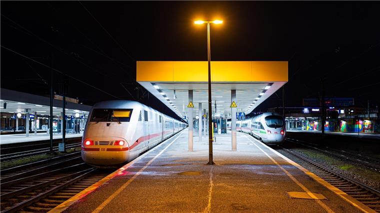 Unwetter: Große Zugverspätungen, verletzte Passanten ICE stehen am Abend als Aufenthaltszug an einem verwaisten Bahnsteig im Hauptbahnhof.