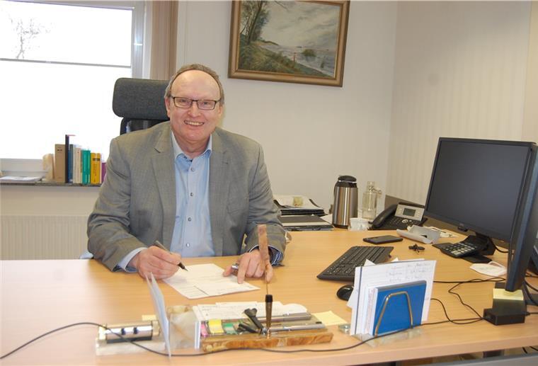 Bürgermeister ist gut in Stadland angekommen „Ich bin gut angekommen in Stadland“: Bürgermeister Harald Stindt in seinem Büro im Rathaus in Rodenkirchen. 22 Mitarbeiterinnen und Mitarbeiter sind im Rathaus tätig, insgesamt hat die Verwaltung rund 140 Beschäftigte.