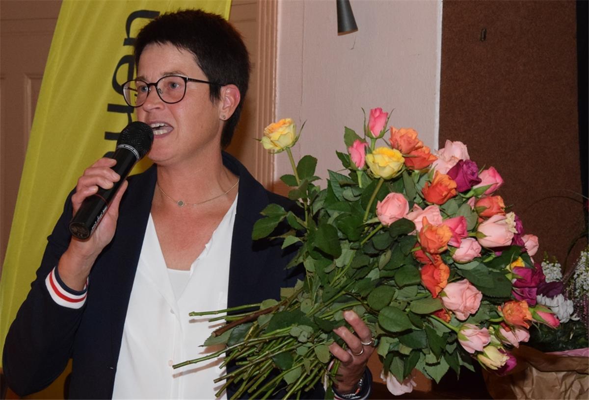 Viele Rosen und noch mehr Lob zum Abschied der Landfrauen-Chefin "Ich bin nicht aus der Welt, Ihr seid mich noch nicht ganz los": Susanne Heins, ausscheidende Vorsitzende des Landfrauenvereins Selsingen.