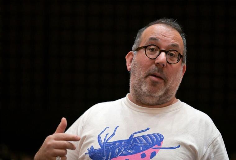 Barrie Kosky: „Angst ist keine Antwort auf den Terror“ „Ich fühle mich in der Mitte dieses Sturms. Ich pendle jeden Tag zwischen verschiedenen Emotionen hin und her“, sagt Regisseur Barrie Kosky mit Blick auf die Situation in Nahost seit dem Terrorangriff der Hamas auf Israel.