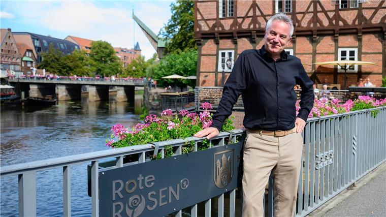 Lüneburg profitiert seit fast 20 Jahren von „Roten Rosen“ Ich glaube, dass die Serie ohne Lüneburg in der Qualität nicht möglich wäre“, sagt der 54-Jährige im Gespräch mit der Deutschen Presse-Agentur, „die Stadt ist für uns das ideale Freilichtstudio“.
