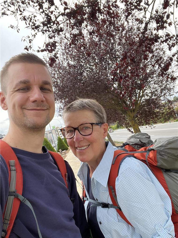Mit Mama auf dem Jakobsweg: Tobi Schlegls Sinnsuche abseits der Kameras Der ehemalige Moderator Tobi Schlegl (links) und seine 73-jährige Mutter. Beide lächeln. „Ich habe meine Mutter viel witziger, viel abenteuerlustiger erlebt als je zuvor, aber auch viel verletzlicher“, sagt er im Interview.