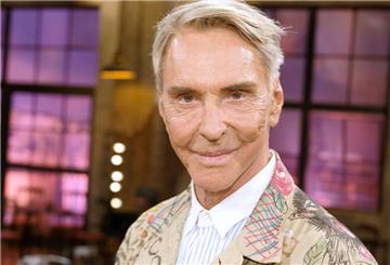 Der Designer Wolfgang Joop steht nach der Aufzeichnung der WDR Talkshow "Kölner Treff" im Studio. 