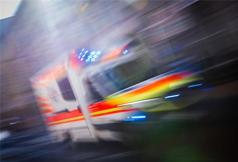Hollywoodreife Verfolgungsjagd - Mann klaut Rettungswagen und rammt Polizeiwagen „Ich sprenge alles in die Luft!“ – Rettungswagen-Dieb sorgt für Chaos
