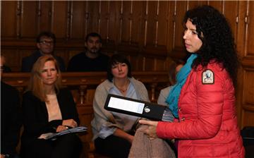 "Ich stehe absolut dazu, was geschehen ist. Ich trage die Verantwortung für meine Mitarbeiter", sagte die angeklagte Gülsen Sariergin im Bremer Gerichtssaal.