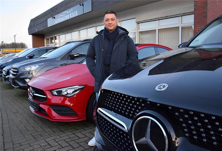 Autohändler verärgert über Tacho-Manipulationen in Nordenham Ein Mann steht bei einem Autohandel zwischen mehreren Autos.