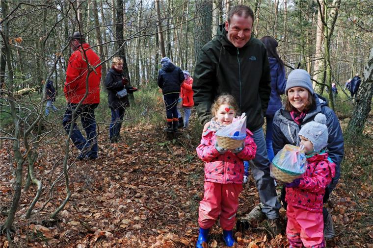 Ostereistedt: 200 Kinder treffen sich mit Hanni-Hase "Ich war als Kind hier schon mit dabei": Uwe Schmeelk ist mit seiner Familie im Osterhasenwald in Ostereistedt dabei, um Hanni Hase zu sehen und Osternester zu suchen.
