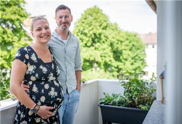 Ida Hörndler und Uwe Kupfer erwarten ein Kind. Im Hochbeet brütet Ente „Erna“.