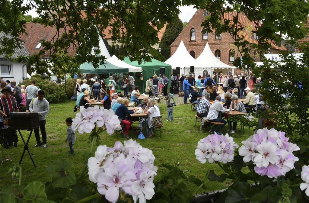 Idylle auf dem Dorfplatz: Zur Kaffeezeit genossen viele Gäste das schöne Wetter ...