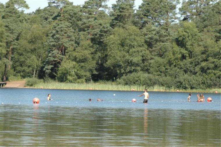 Eine Idylle an heißen Tagen: Der Große Bullensee bei Rotenburg Idyllische Lage: Inmitten von Bäumen lädt der Große Bullensee zum Baden ein. Ideal an diesen „Hundstagen“.
