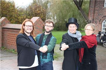 ie üben schon einmal für den Festball im Januar (von links) Micha Kranixfeld, Felix Worpberg, Anke Emers, die in der Mühle für Veranstaltungen und Organisation zuständig ist, und Mühlengeschäftsführerin Gesche Gloystein.  Foto 