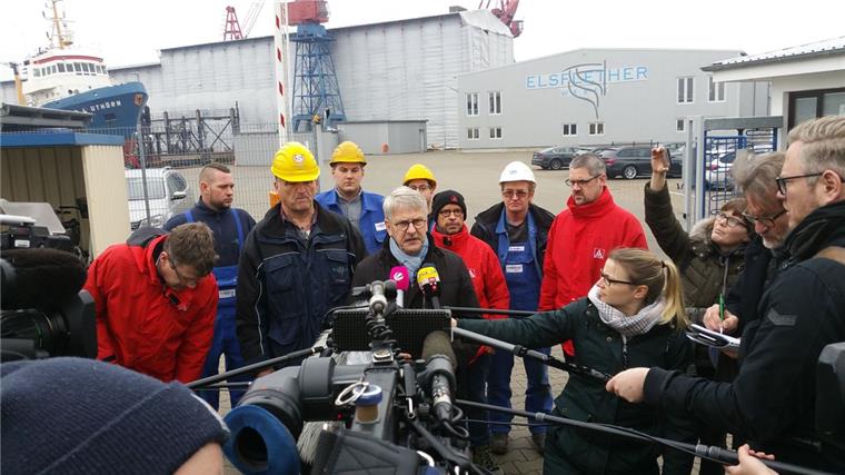20. Februar wird zum Schicksalstag für die Elsflether Werft IG-Metall-Bezirkschef Meinhard Geiken (Mitte) erläuterte nach der Betriebsversammlugn am Freitag die Gewerkschafts-Position.