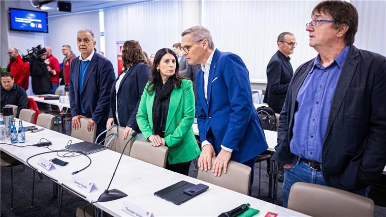 Sparpläne bestimmen VW-Tarifrunde - Gewinn bricht ein IG-Metall-Bezirksleiter Thorsten Gröger und Betriebsratschefin Daniela Cavallo stellten in der Tarifrunde klare Bedingungen für die Fortsetzung der Gespräche.