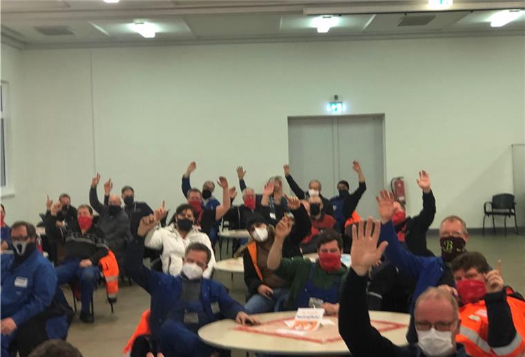 Gewerkschafter protestieren bei NSW IG-Metall-Mitglieder bei den Norddeutschen Seekabelwerken lehnen Leistungskürzungen ohne Sicherheiten ab.