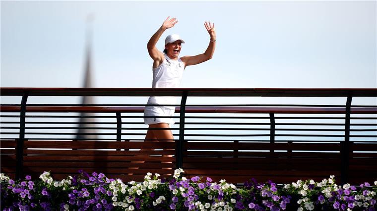 Presse feiert „polnische Zerstörerin“ Swiatek für 6:0, 6:0 Iga Swiatek lässt sich von den Fans auf einer Brücke vom Centre Court in Wimbledon feiern.