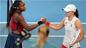 Iga Swiatek (r) gratuliert Coco Gauff (l) - das US-Team sichert sich den Titel im United Cup.