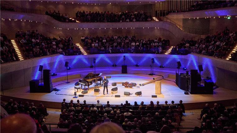 Konzert „Gegen das Schweigen“ in der Elbphilharmonie Igor Levit richtete sich von der Bühne der Elbphilharmonie ans Publikum.