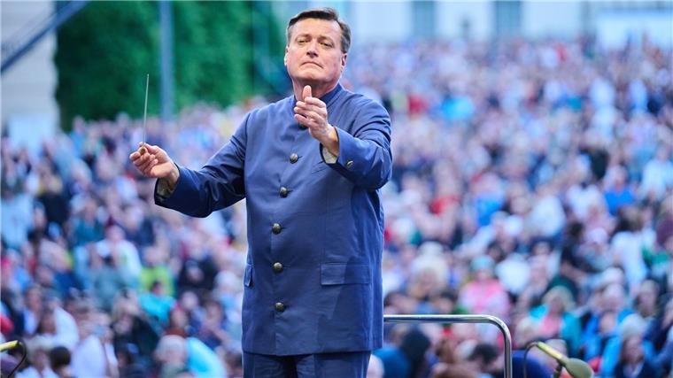 Ihn möchten die Mäzene 2026 auf dem Hügel sehen: Christian Thielemann. (Archivbild)